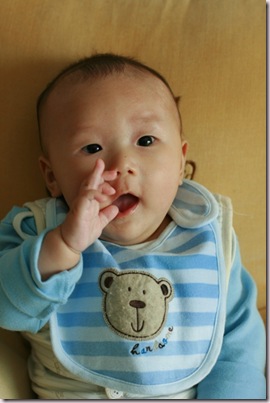 宝宝3个月了，一言不合就吮手指，要纠正吗？