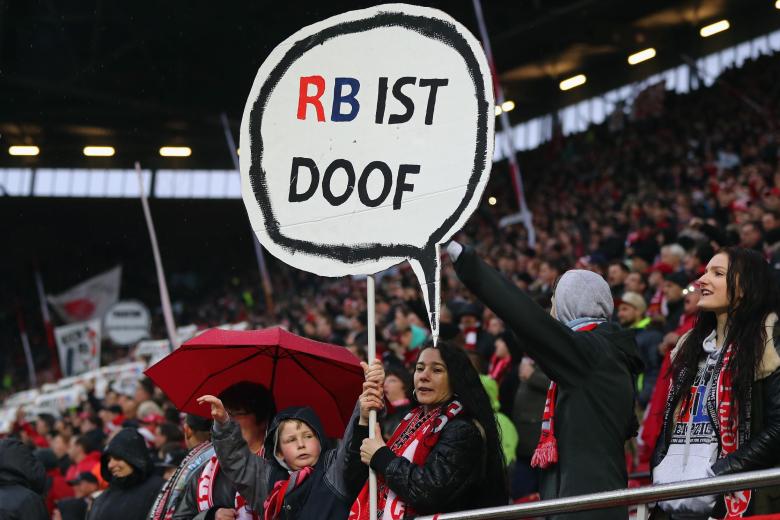 “天降牛头”不新鲜，看德国球迷是如何花式嘲讽莱比锡的
