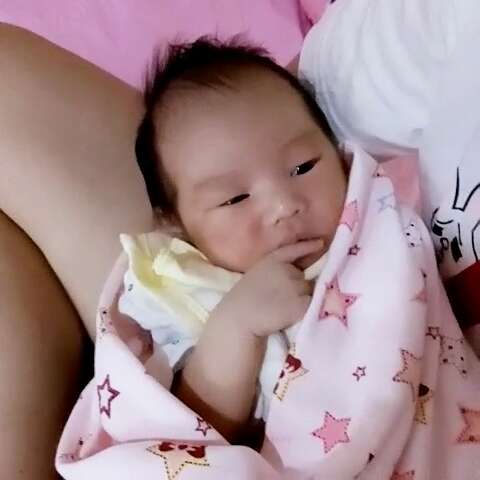 宝宝3个月了，一言不合就吮手指，要纠正吗？