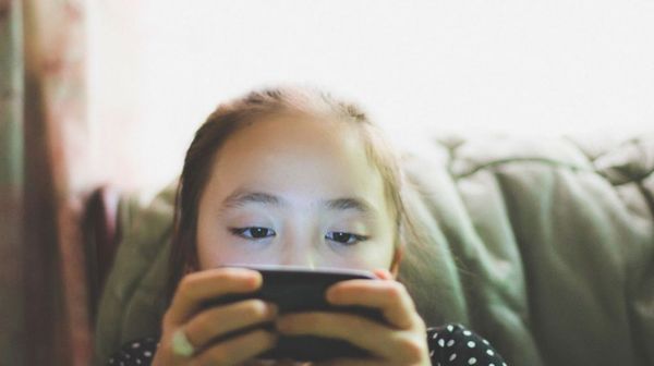 孩子寒假玩游戏开学视力降落,又到了开学季该怎么办