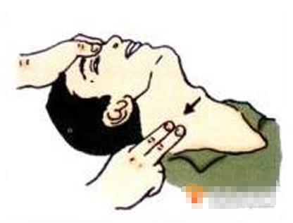 男孩被女友留吻痕丧命,男子和女友接吻差点死亡