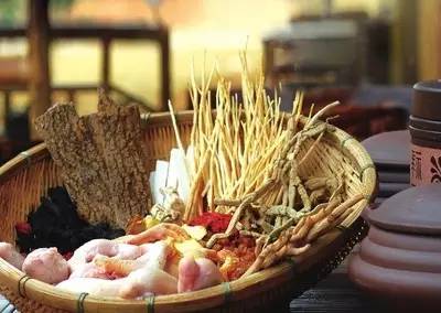 想要灰指甲好的快，吃什么也很重要