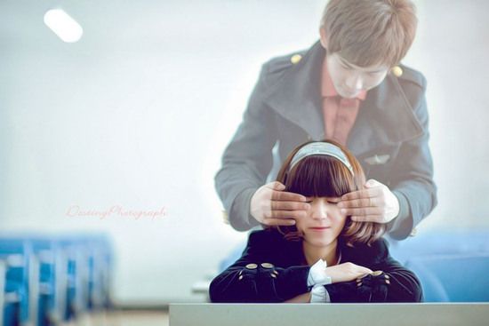 人笑花开，花落人哭，一个见，一个留心