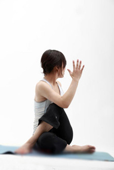 瑜伽改善便秘的动作,瑜伽治疗便秘动作