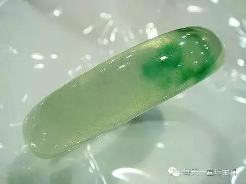 为什么刚买的玉石变色,新买的玉变黄是什么原因