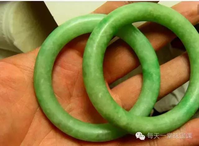 为什么刚买的玉石变色,新买的玉变黄是什么原因