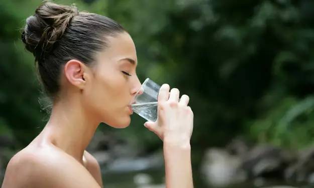 想要灰指甲好的快，吃什么也很重要