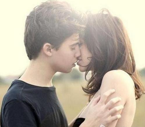 男孩被女友留吻痕丧命,男子和女友接吻差点死亡