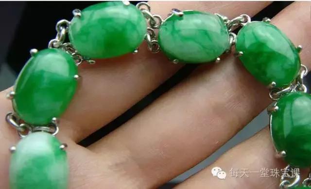 为什么刚买的玉石变色,新买的玉变黄是什么原因