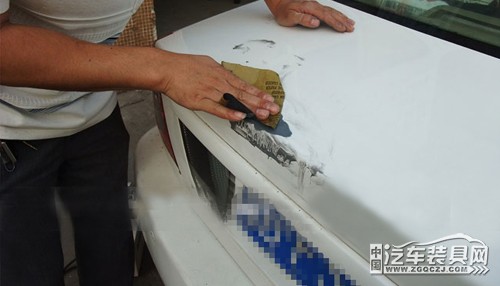 白色汽车漆面污渍怎么去除,白色汽车上的油污怎么去除