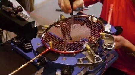 羽球护腕用法,羽毛球拍线怎么保养