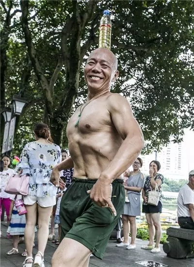 高手在民间大爷玩健身器材,民间健身器材达人