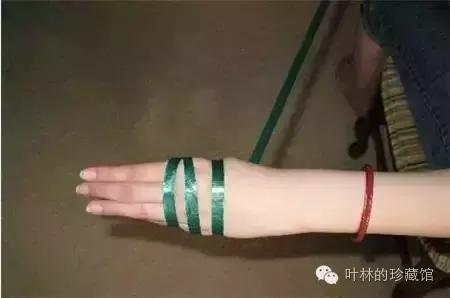 翡翠手镯和手表如何佩戴,女人佩戴翡翠手镯的图片