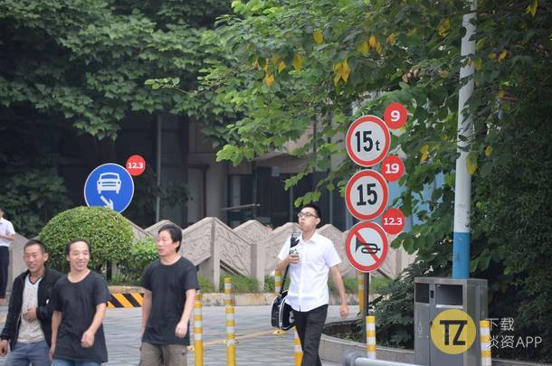 今天满大街的小红点，掀起全成都强迫症的小高潮