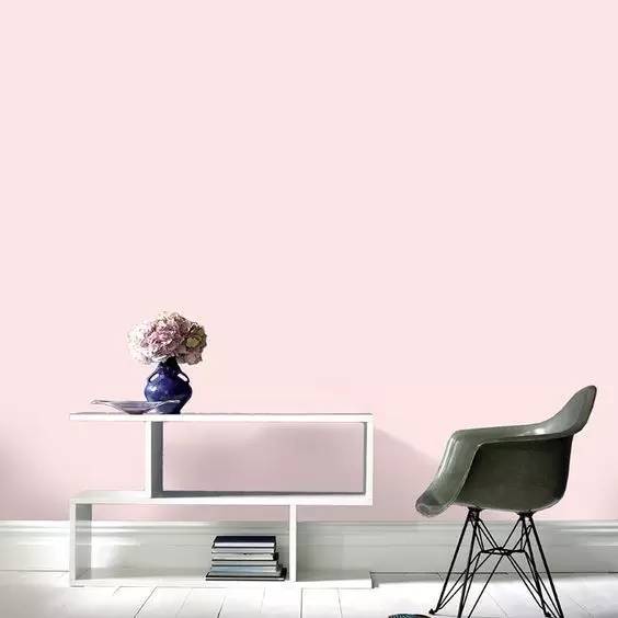 粉色卫衣搭配灰色直筒裤,粉色毛衣搭配灰色阔腿裤