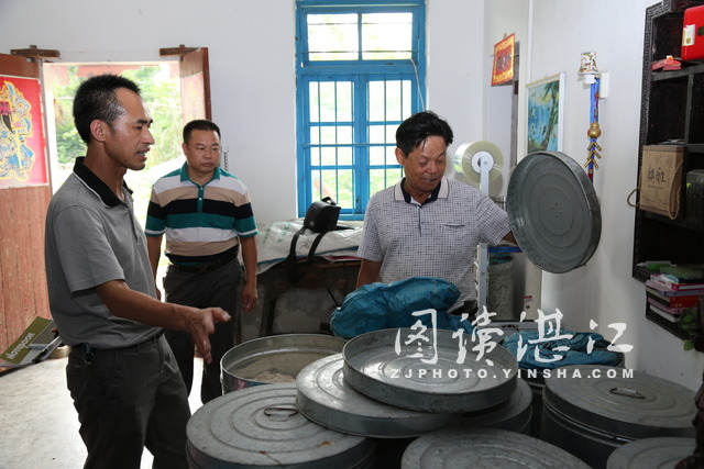 坡头卫生局领导探望李真艮鼓励他救治更多病人