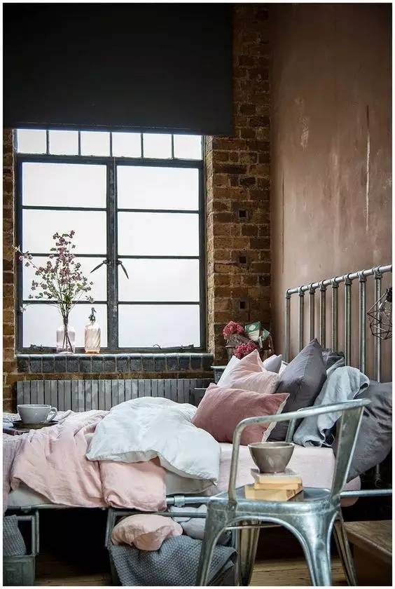 粉色卫衣搭配灰色直筒裤,粉色毛衣搭配灰色阔腿裤