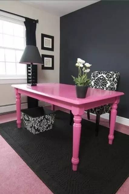 粉色卫衣搭配灰色直筒裤,粉色毛衣搭配灰色阔腿裤