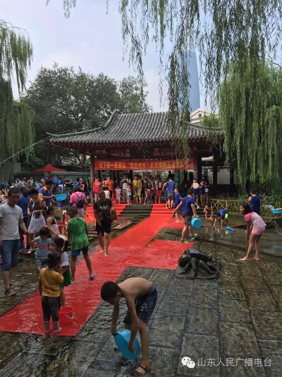 五龙潭泼水节，全家一起嗨翻天