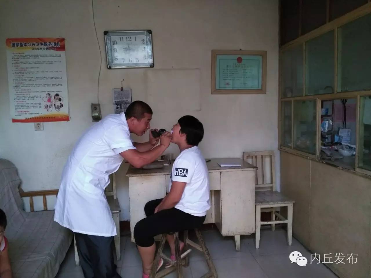 乡村医生坚守基层20余载,乡村医生最美身影