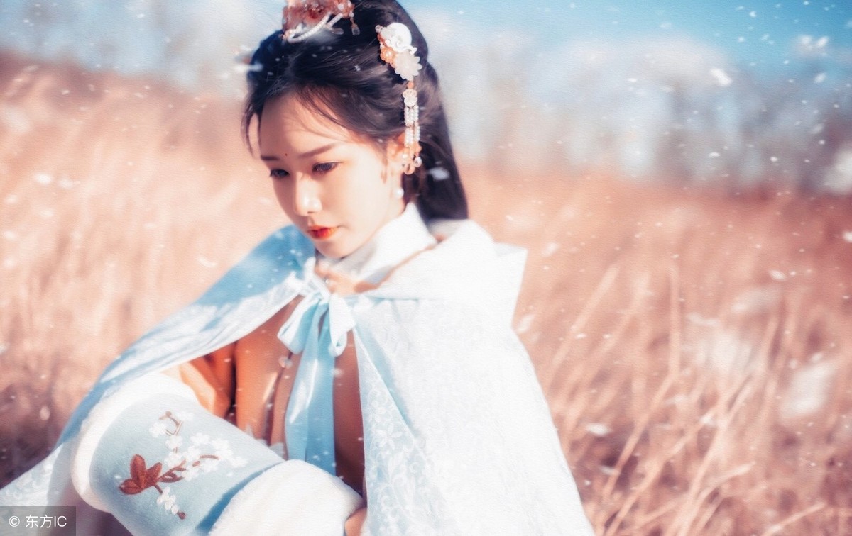 小说：她身体很脆弱，住在床上不能起来，那个人来看望她