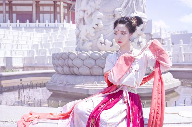 小说：穿越重生：女军医夏悠然在异世求生，智斗穷凶极恶土匪！