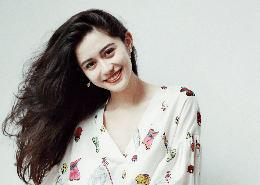 电梯故障两个女生被困在电梯,电梯突发故障小说