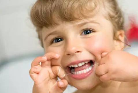 牙医爸爸帮小孩检查牙齿,儿童牙齿矫正父母必看