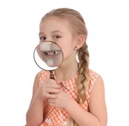 牙医爸爸帮小孩检查牙齿,儿童牙齿矫正父母必看