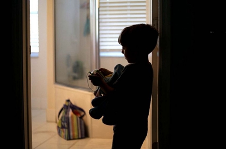 儿童恋物症状,5岁左右的孩子总是让抱着正常吗