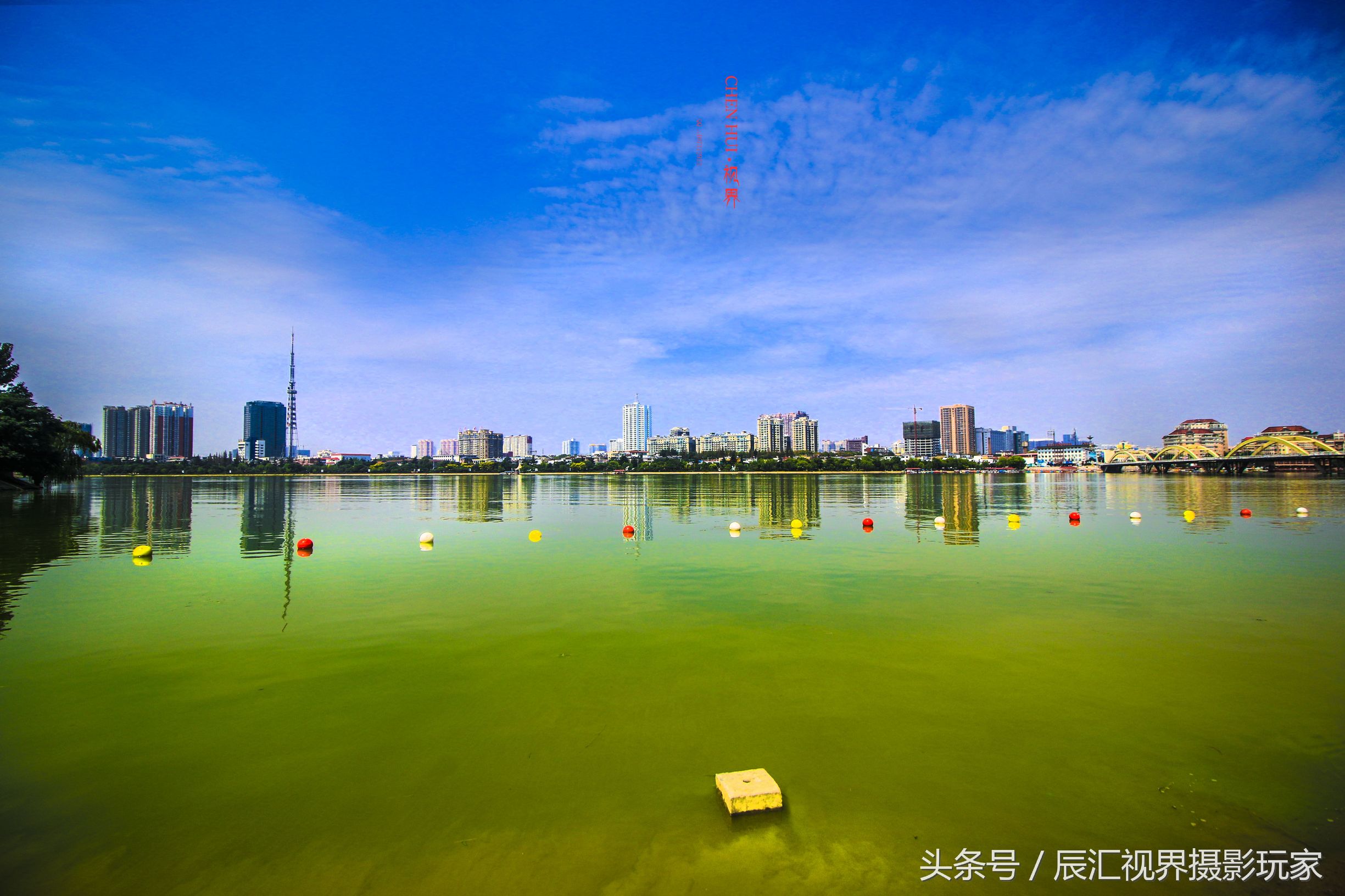 碧水蓝天俏宛城，水岸沙滩似海景