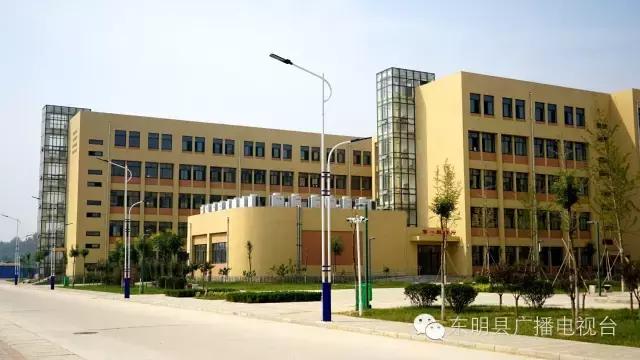 实拍：菏*东泽**明一中新校区！