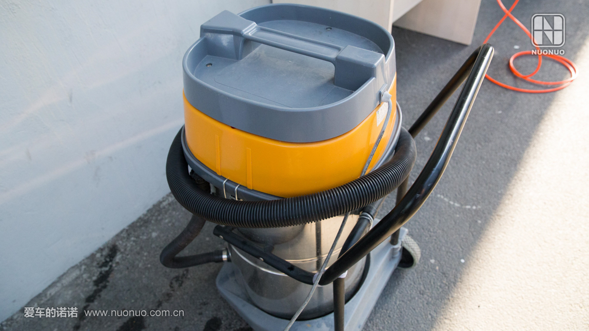 汽车长期停放在室外脏了怎么办,汽车座椅发臭自己可以洗吗