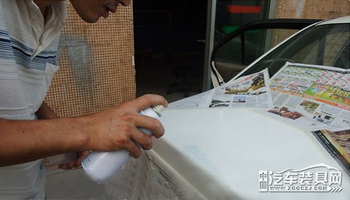 白色汽车漆面污渍怎么去除,白色汽车上的油污怎么去除