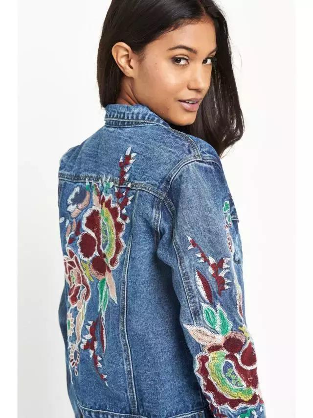 李宇春、蕾哈娜、宋茜她们都在穿这样的牛仔装！