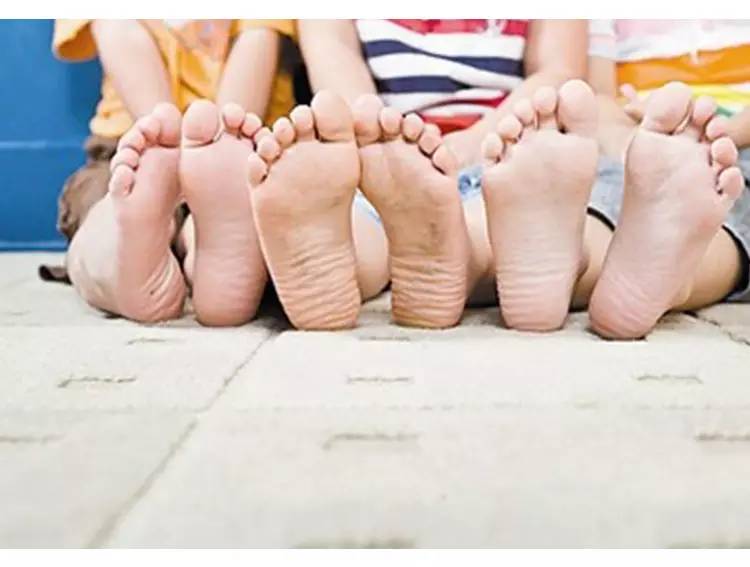 宝宝的脚长小水泡怎么回事,宝宝脚上面有水泡