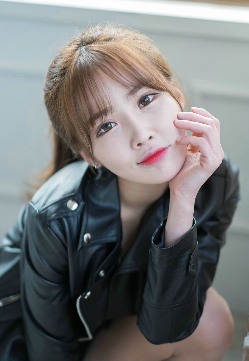 韩国时尚牛仔裤美女 (韩国女明星牛仔裤街拍)