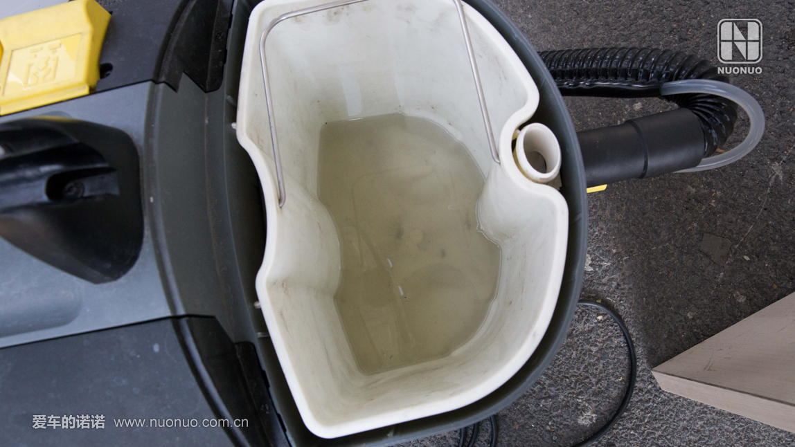 汽车长期停放在室外脏了怎么办,汽车座椅发臭自己可以洗吗