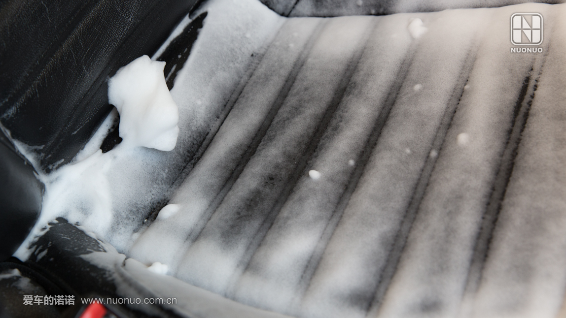 汽车长期停放在室外脏了怎么办,汽车座椅发臭自己可以洗吗