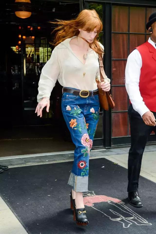 李宇春、蕾哈娜、宋茜她们都在穿这样的牛仔装！