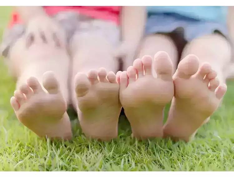 宝宝的脚长小水泡怎么回事,宝宝脚上面有水泡