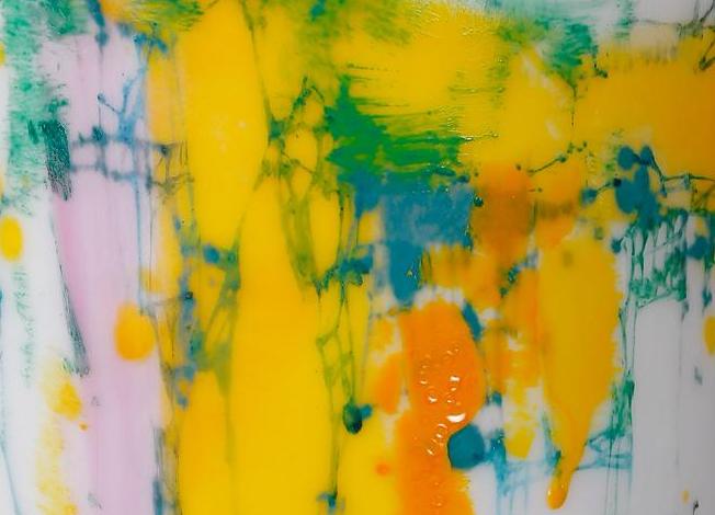 法国前总理拉法兰获赠中国当代画家刘念油画作品《光明与黑暗》