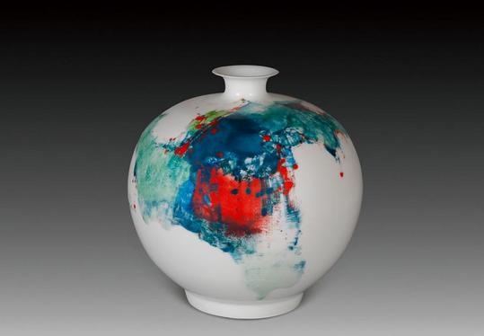 法国前总理拉法兰获赠中国当代画家刘念油画作品《光明与黑暗》