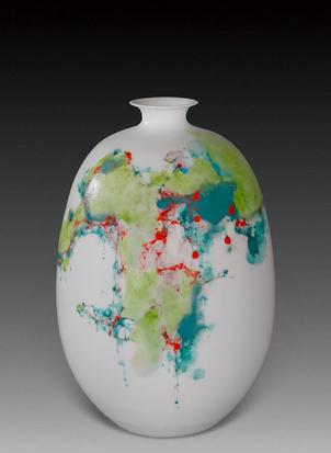 法国前总理拉法兰获赠中国当代画家刘念油画作品《光明与黑暗》