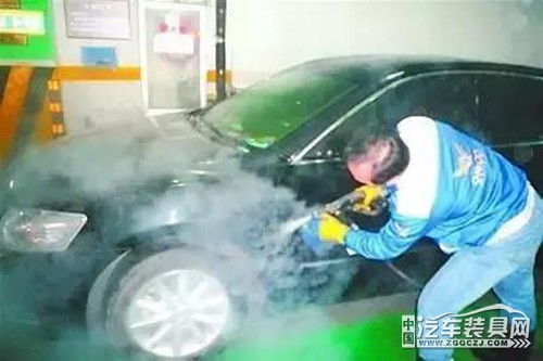 白色汽车漆面污渍怎么去除,白色汽车上的油污怎么去除