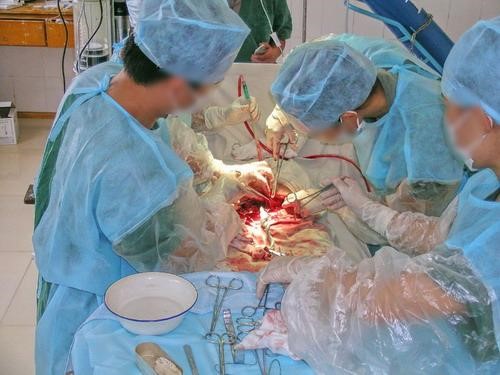 剖腹产后伤口里面有个疤鼓起来,剖腹产的疤时间越久颜色越淡吗