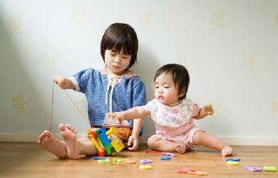 幼儿争抢玩具后果视频,孩子抢玩具发生争执怎么办