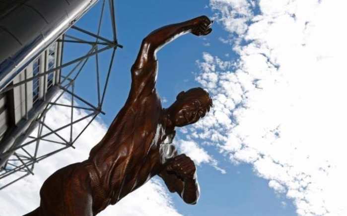 足坛十大奇葩苏亚雷斯,足坛雕像