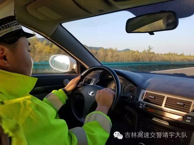 女子被蛇咬幸亏小伙及时救治,女子河边散步被蛇咬