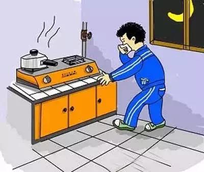 家中煤气泄漏丈夫却不管,点火验证家里煤气泄漏